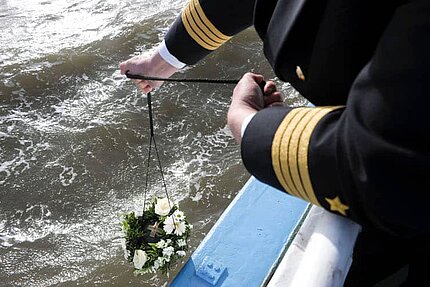 Der Kapitän lässt die Urne zu Wasser