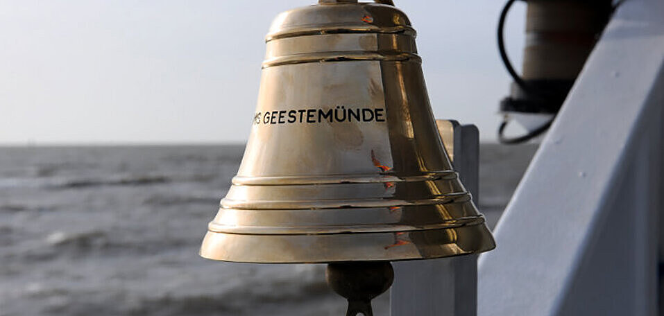 Glocke der MS Geestemünde auf dem Meer