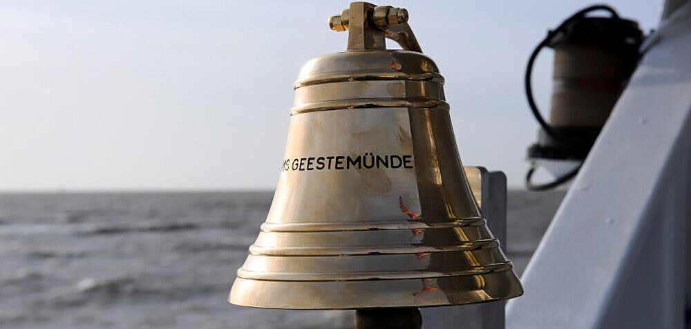 Glocke der MS Geestemünde auf dem Meer